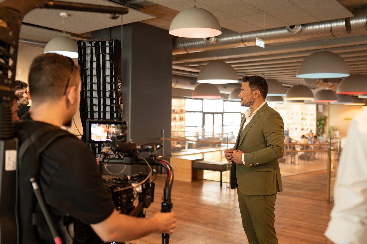 Backstage φωτογράφιση του Κώστα Τσουρού