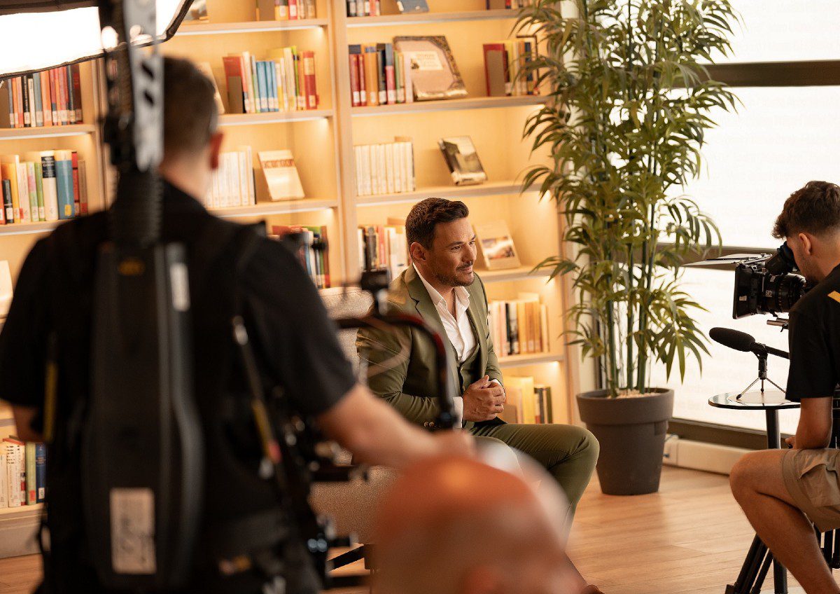 Backstage φωτογράφιση του Κώστα Τσουρού