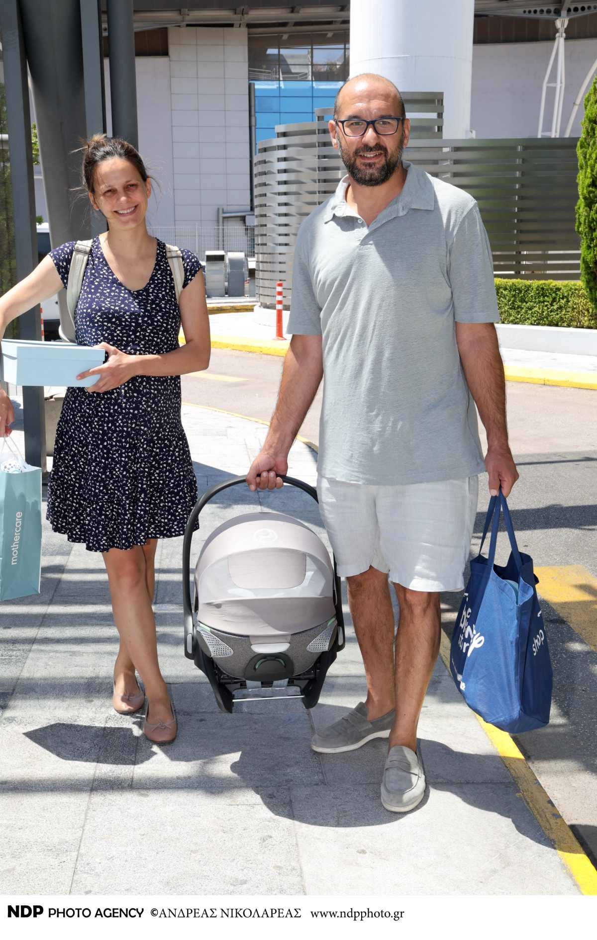 Η Έφη Αχτσιόγλου έξω από το μαιευτήριο