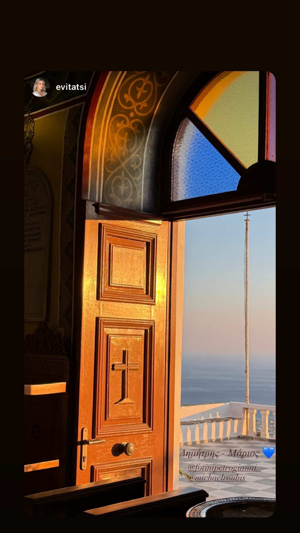 Φωτεινή Πετρογιάννη – Μιχάλης Ρουμπής: Βάφτισαν τον γιο τους στην Τήνο (Φωτογραφίες)