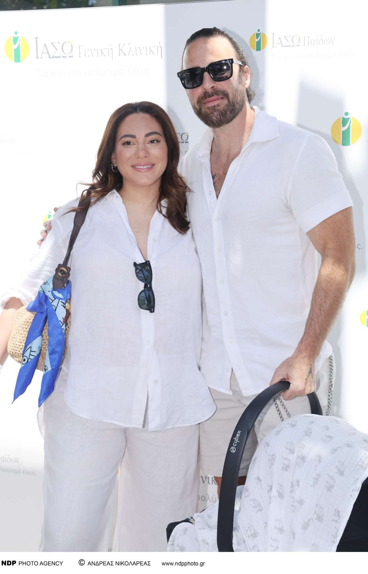 Η Ευρυδίκη Βαλαβάνη με τον Γρηγόρη Μόργκαν και τον γιο τους