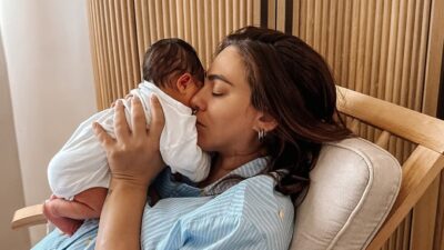 Η Ευρυδίκη Βαλαβάνη αγκαλιά με τον νεογέννητο γιο της