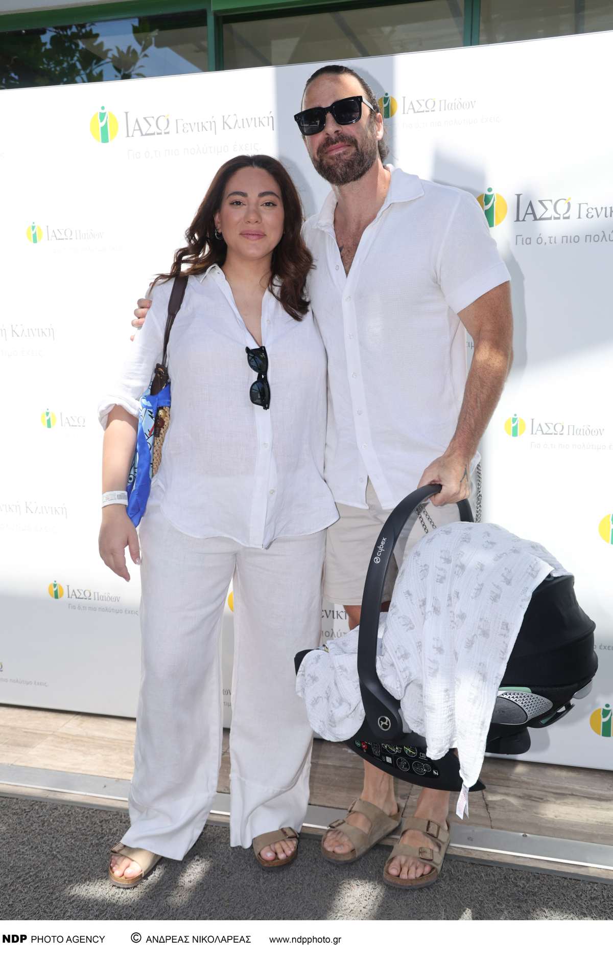 Η Ευρυδίκη Βαλαβάνη με τον Γρηγόρη Μόργκαν και τον γιο τους