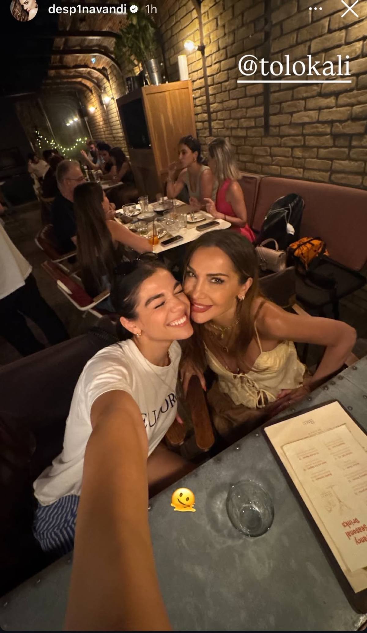 Μελίνα Νικολαΐδη: Βραδινή έξοδός με τη μαμά της, Δέσποινα Βανδή, μετά την αποφοίτηση (Φωτογραφία)