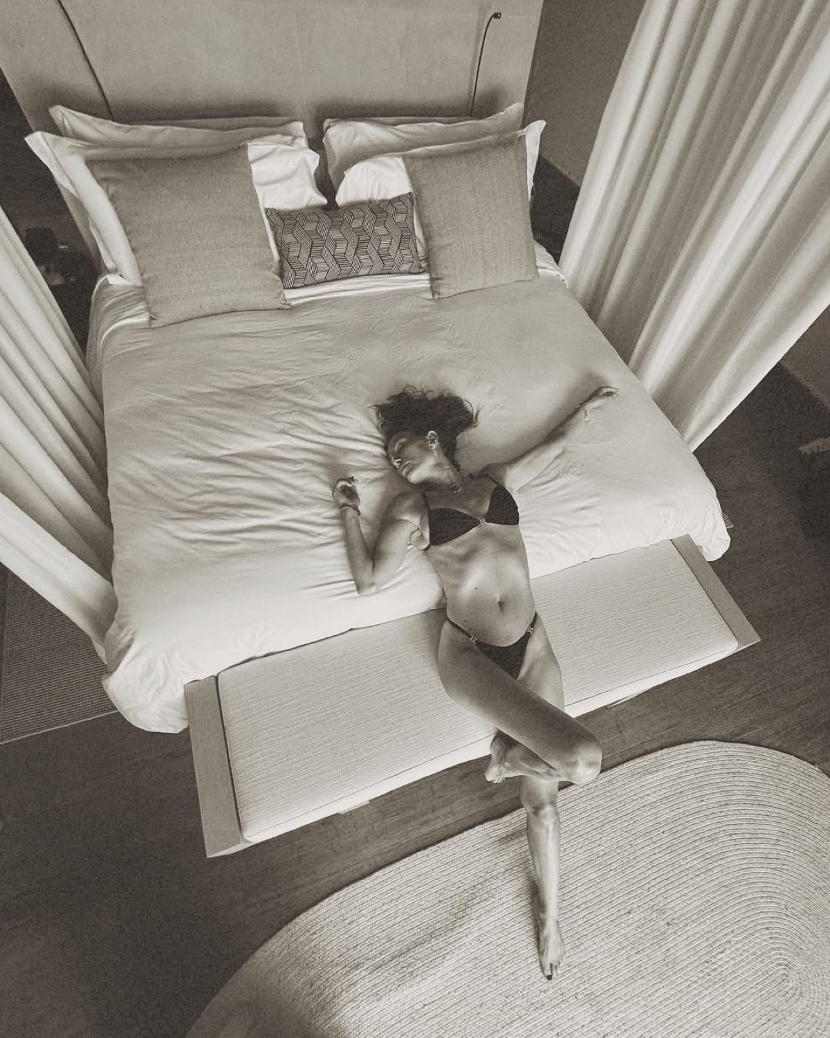 Η Βίκυ Καγιά με μαύρο μπικίνι στο κρεβάτι