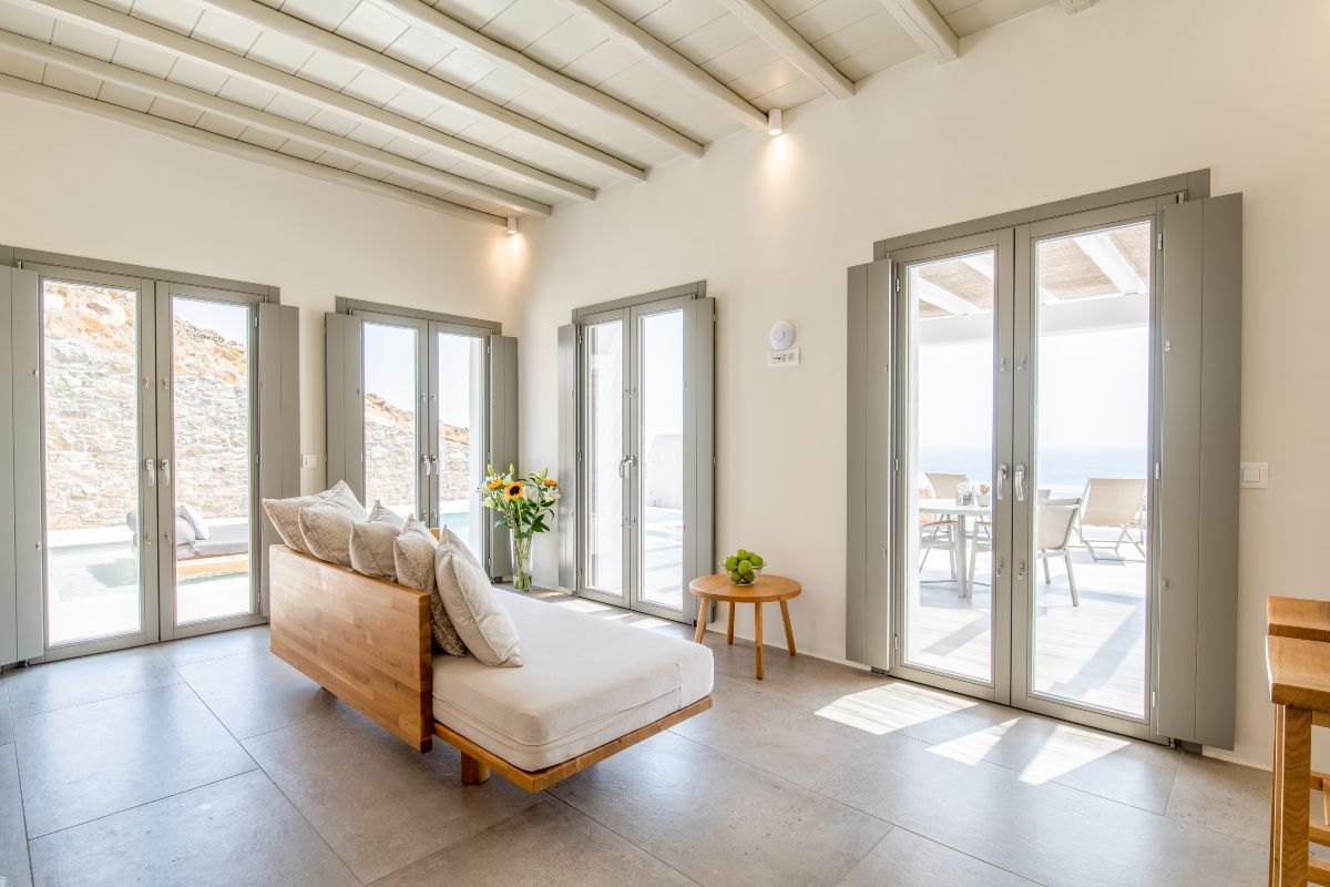 Η minimal διακόσμηση στο εσωτερικό συνδυάζει το οικείο περιβάλλον με τις σύγχρονες ανέσεις