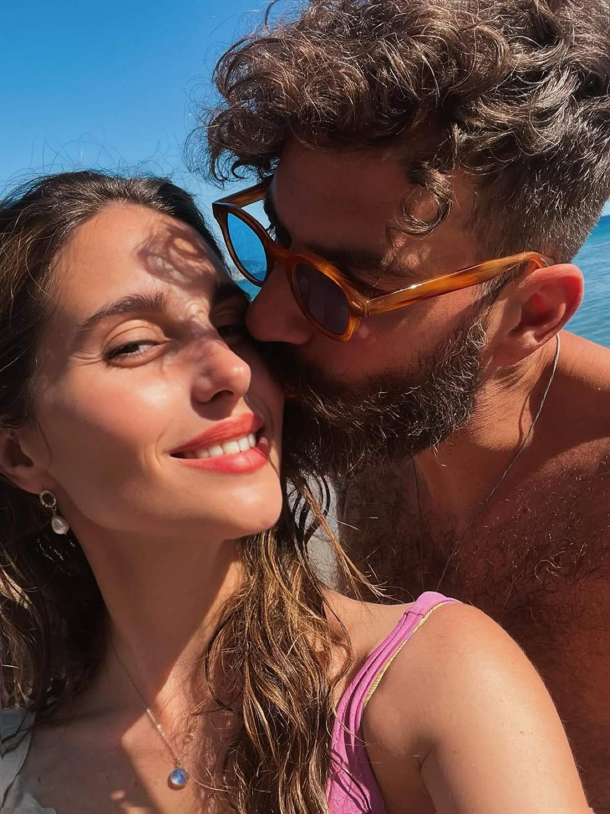 Φίλος της Παυλίνας Βουλγαράκη την φιλάει στο μάγουλο