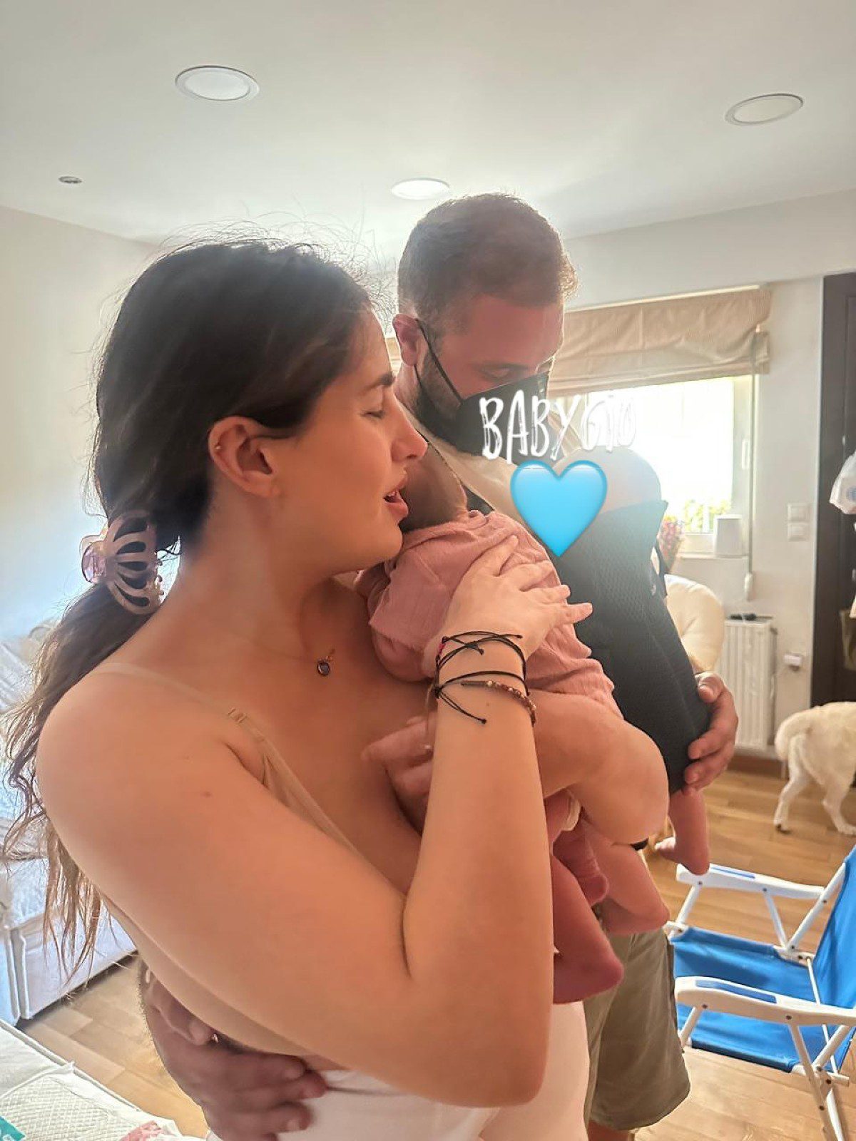 Η Παυλίνα Βουλγαράκη με τον φίλο της και τα παιδιά τους