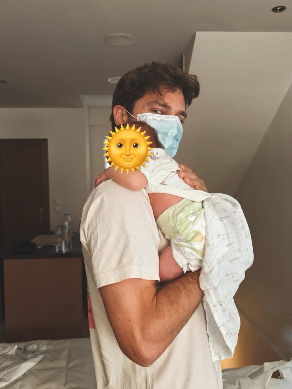 Φίλος της Παυλίνας Βουλγαράκη με το μωρό της