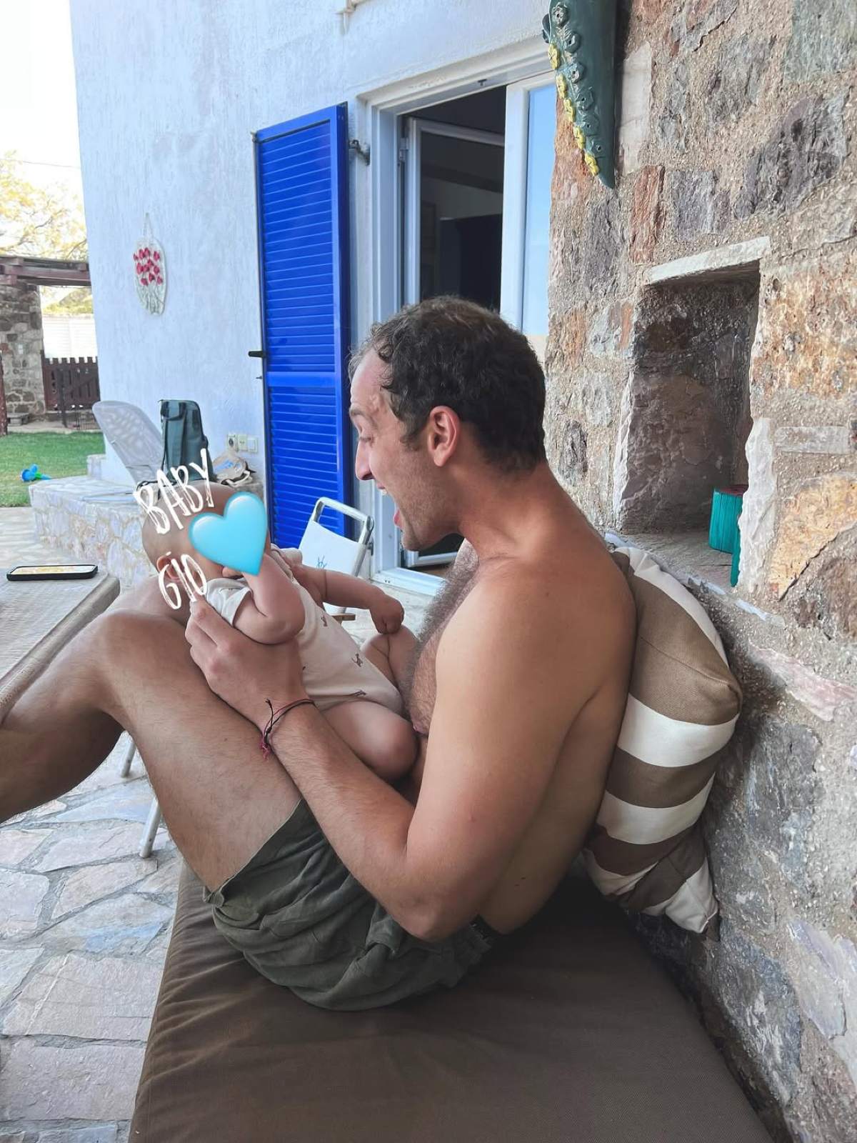 Φίλος της Παυλίνας Βουλγαράκη με το μωρό της