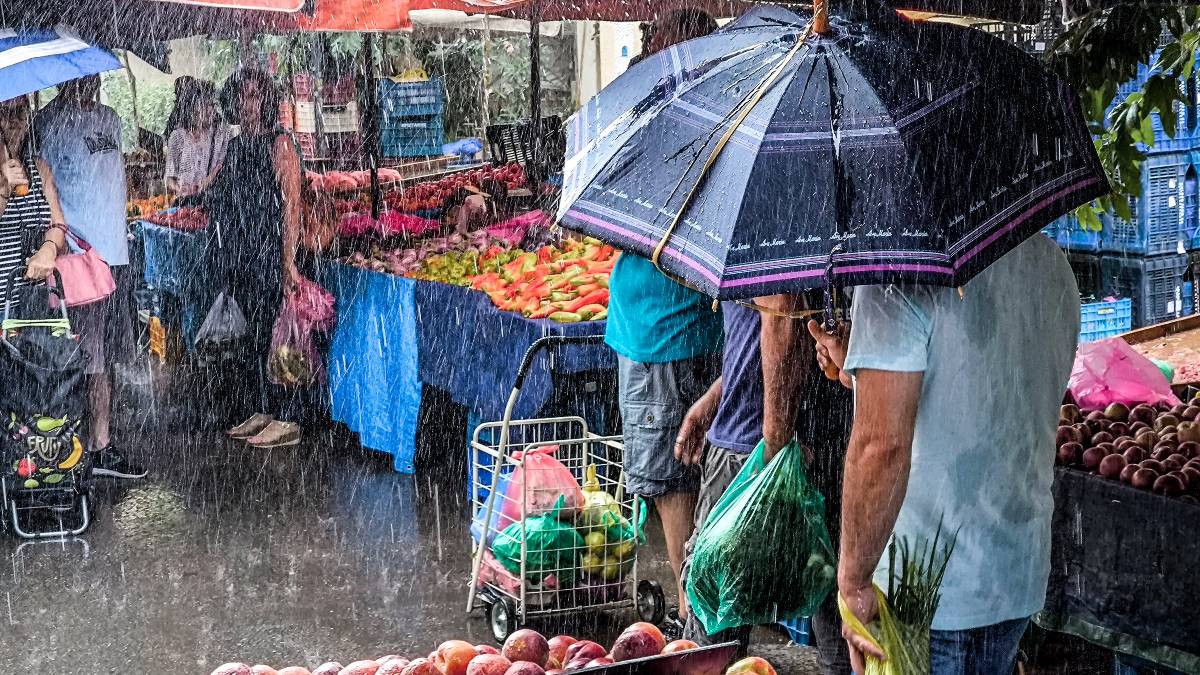 βρέχει σε λαϊκή αγορά