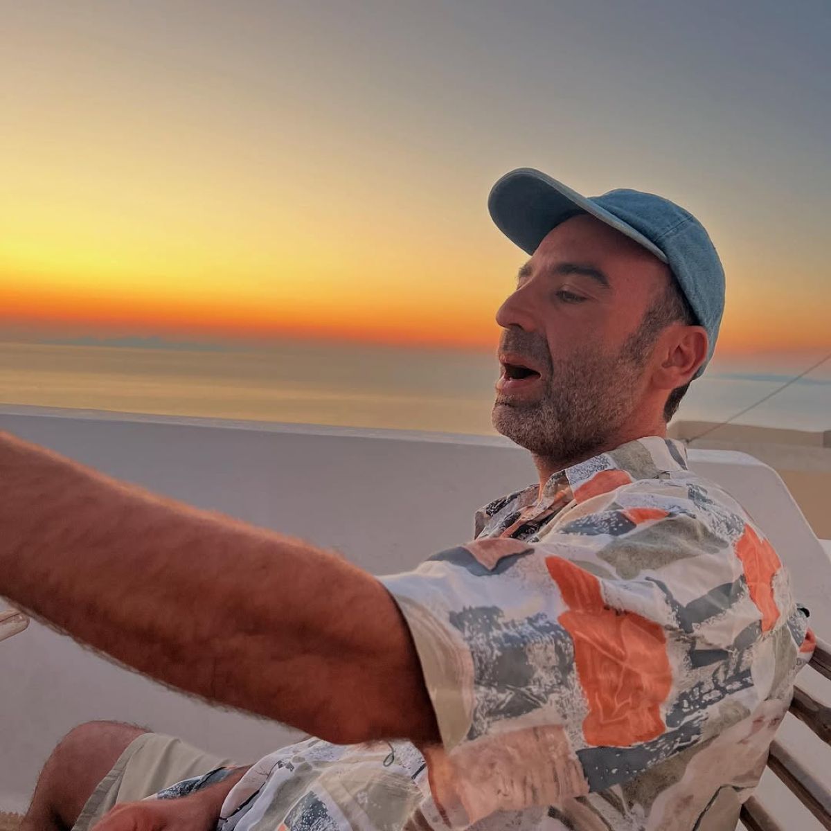 Ο Θάνος Χατζόπουλος στο ηλιοβασίλεμα