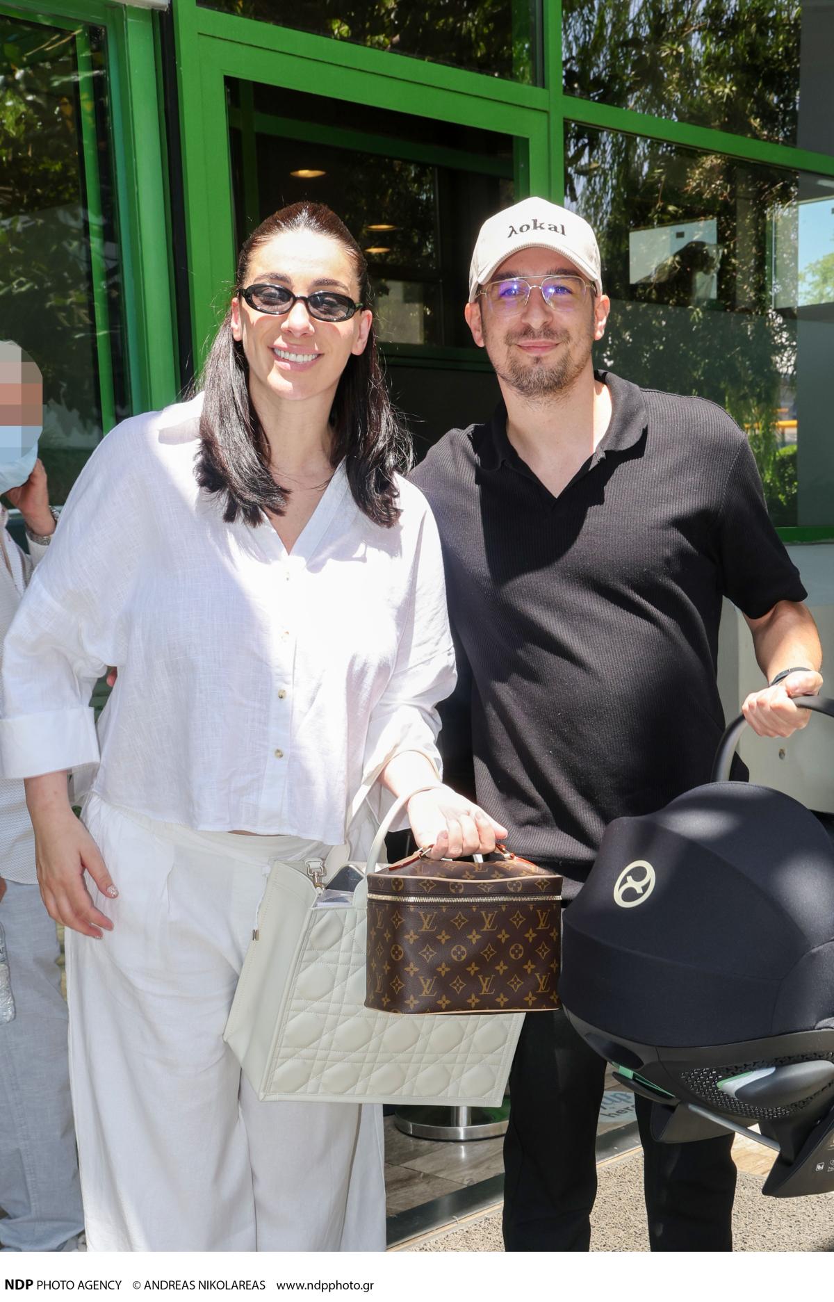 Η Βαλέρια Χοψονίδου με τον σύζυγό της έξω από το μαιευτήριο με το νεογέννητο μωρό της