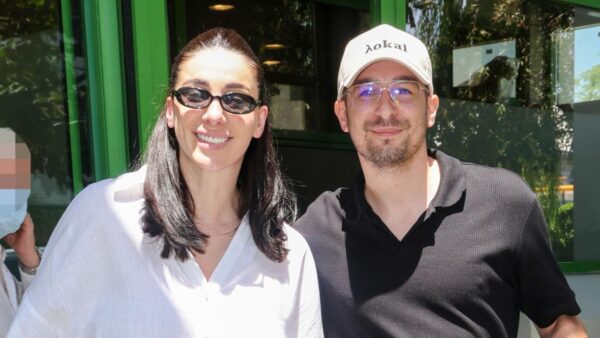 Η Βαλέρια Χοψονίδου και ο Αντώνης Βλωτιδέλλης έξω από το μαιευτήριο