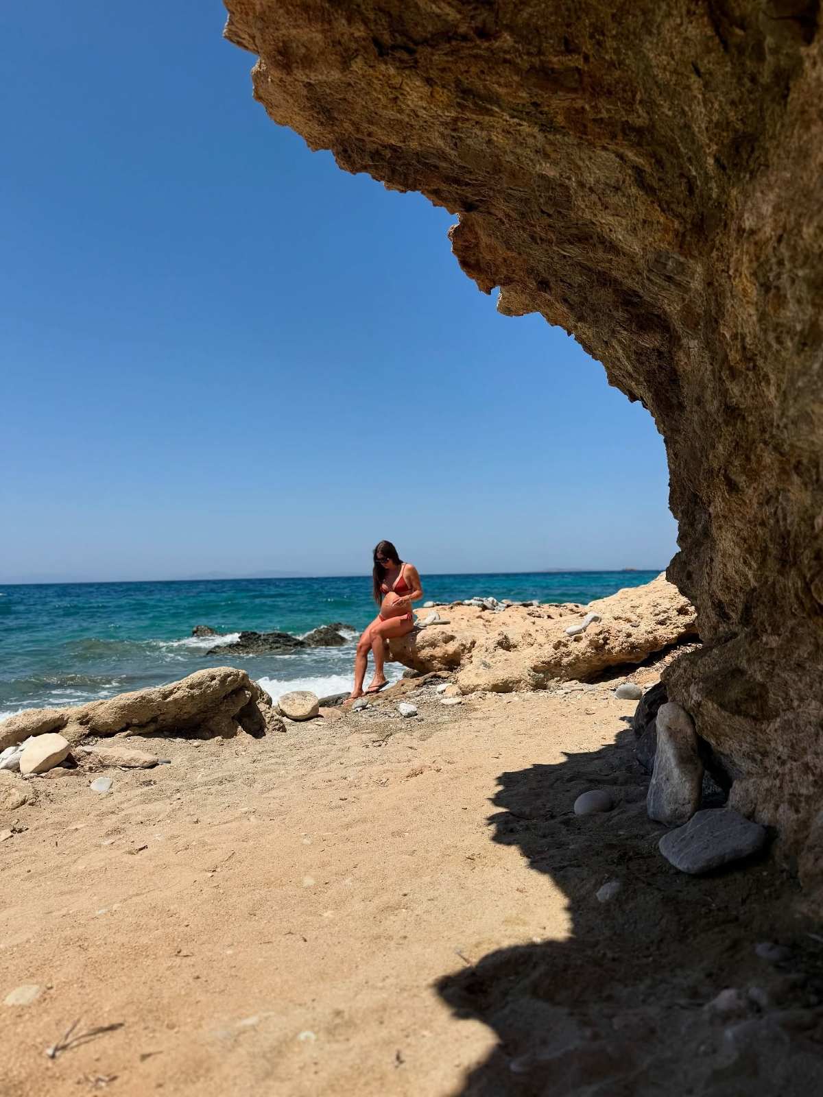 Σιμώνη Χριστοδούλου: Ποζάρει με μαγιό και φουσκωμένη κοιλιά στην παραλία