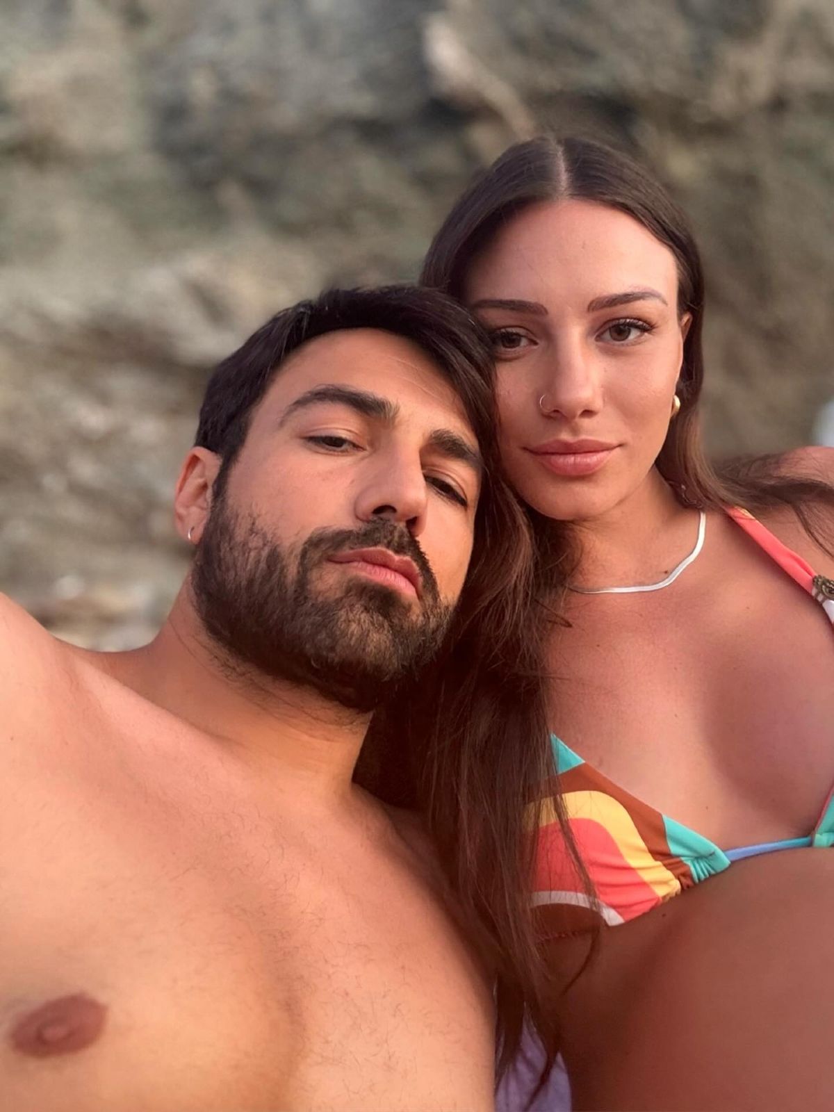 Ο Ανδρέας Γεωργίου και η Σιμώνη Χριστοδούλου στην παραλία