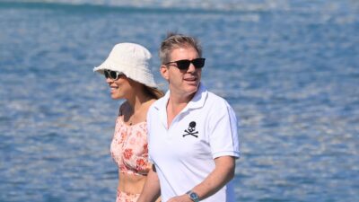 Η Μαριέττα Χρουσαλά και ο Λέων Πατίτσας στη θάλασσα