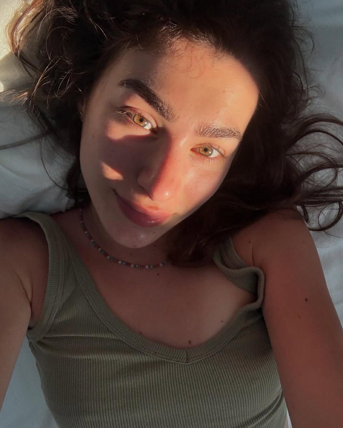 Η Χρύσα Μιχαλοπούλου στο ηλιοβασίλεμα