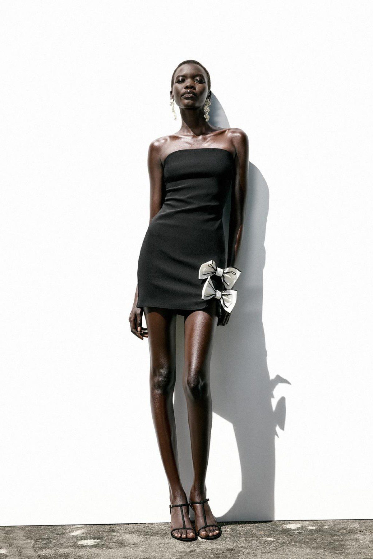 ZARA εκπτώσεις: Αυτό είναι το απόλυτο μαύρο καλοκαιρινό φόρεμα - Κοστίζει μόνο 12,99 ευρώ