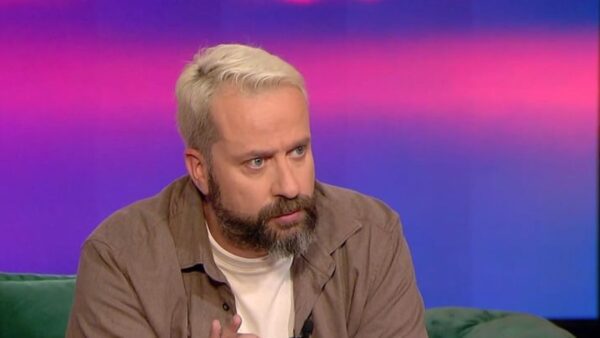 Ο Ζήσης Ρούμπος στο πλατό του Καλύτερα Αργά