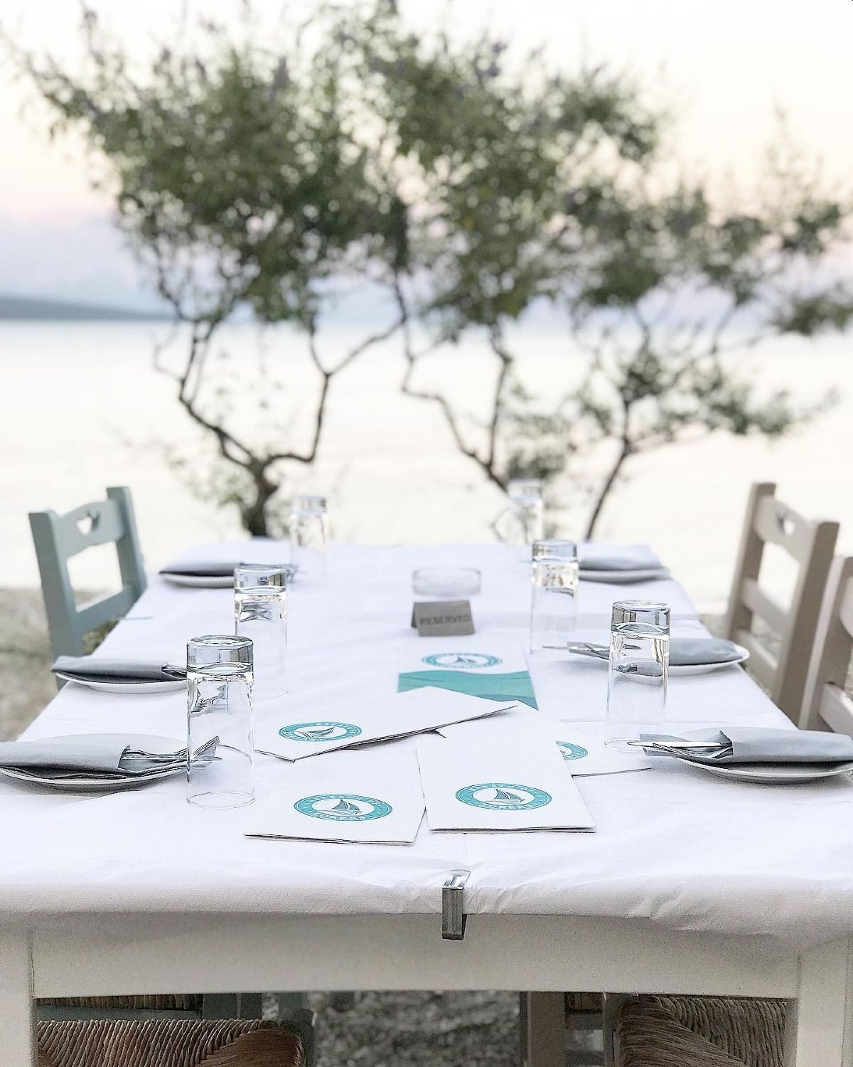 Τραπέζι εκεί που κάει το κύμα