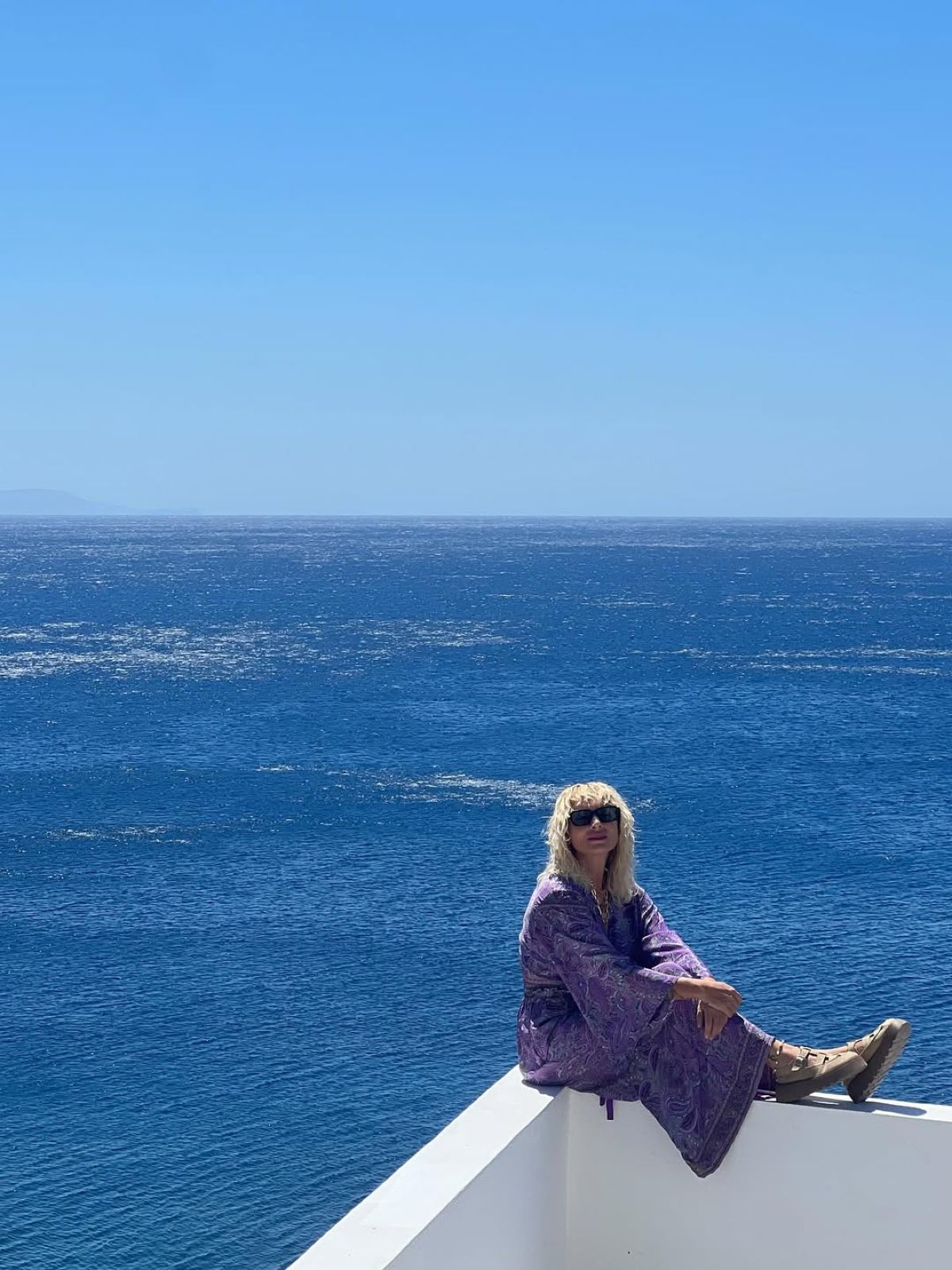 Η Ελεωνόρα Ζουγανέλη μπροστά στη θάλασσα