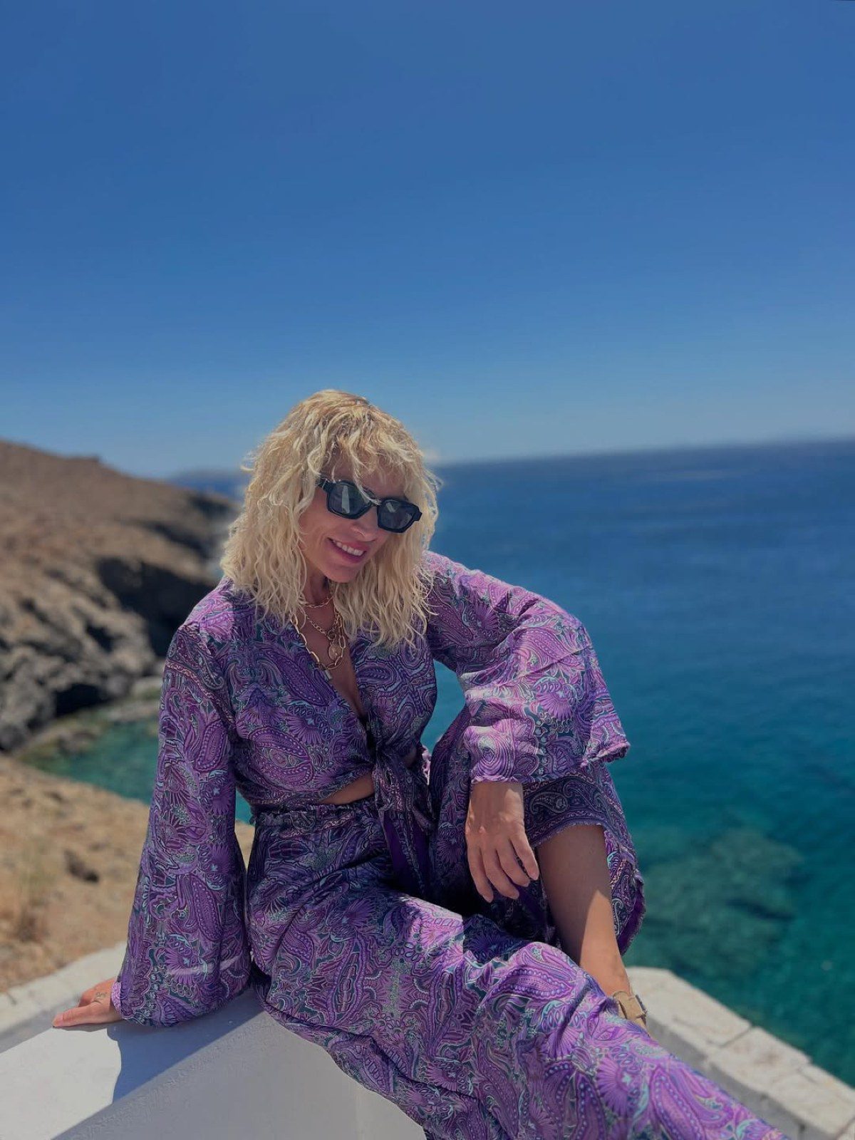 Η Ελεωνόρα Ζουγανέλη μπροστά στη θάλασσα