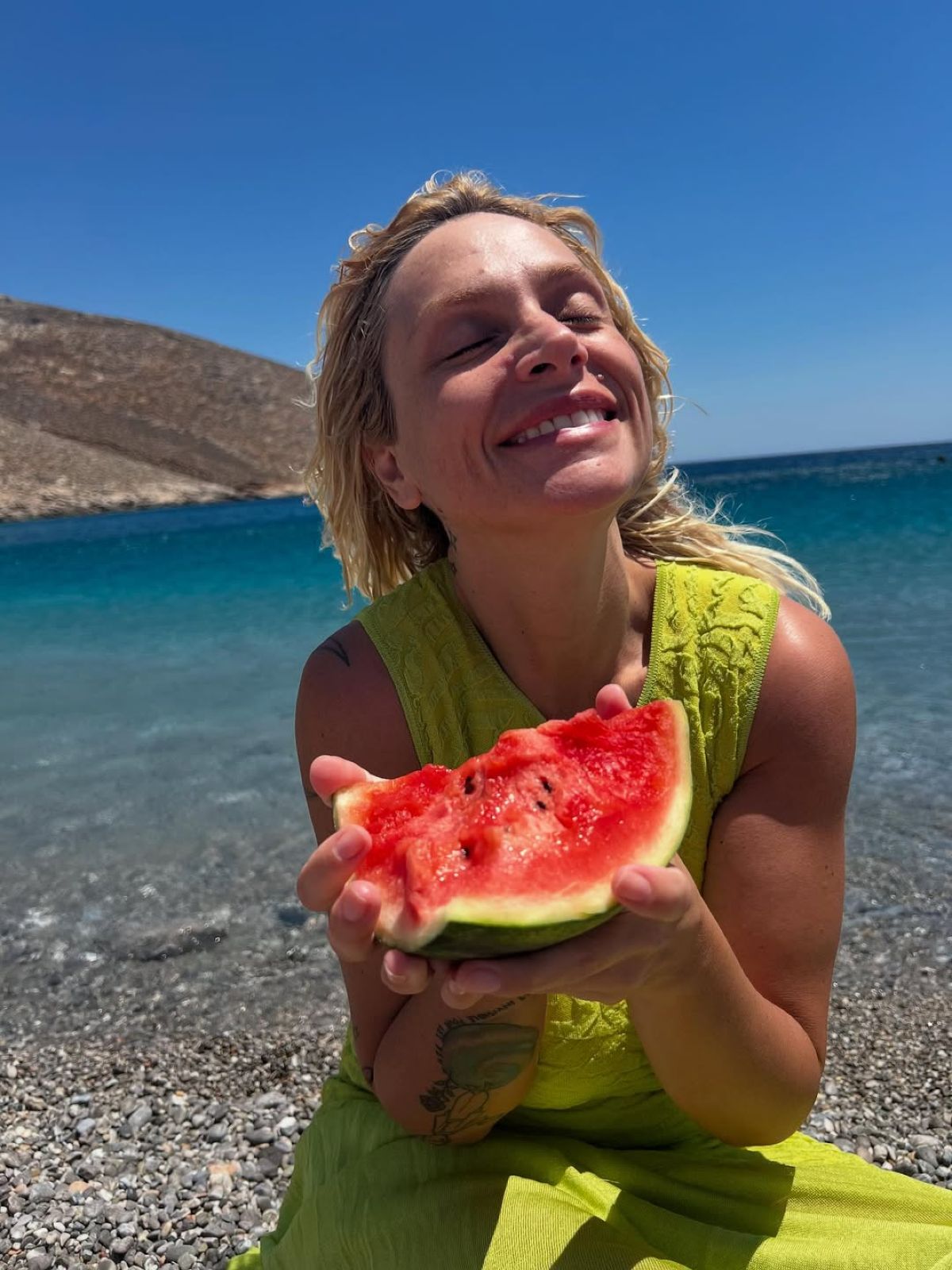 Η Ελεωνόρα Ζουγανέλη μπροστά στη θάλασσα με καρπούζι στα χέρια