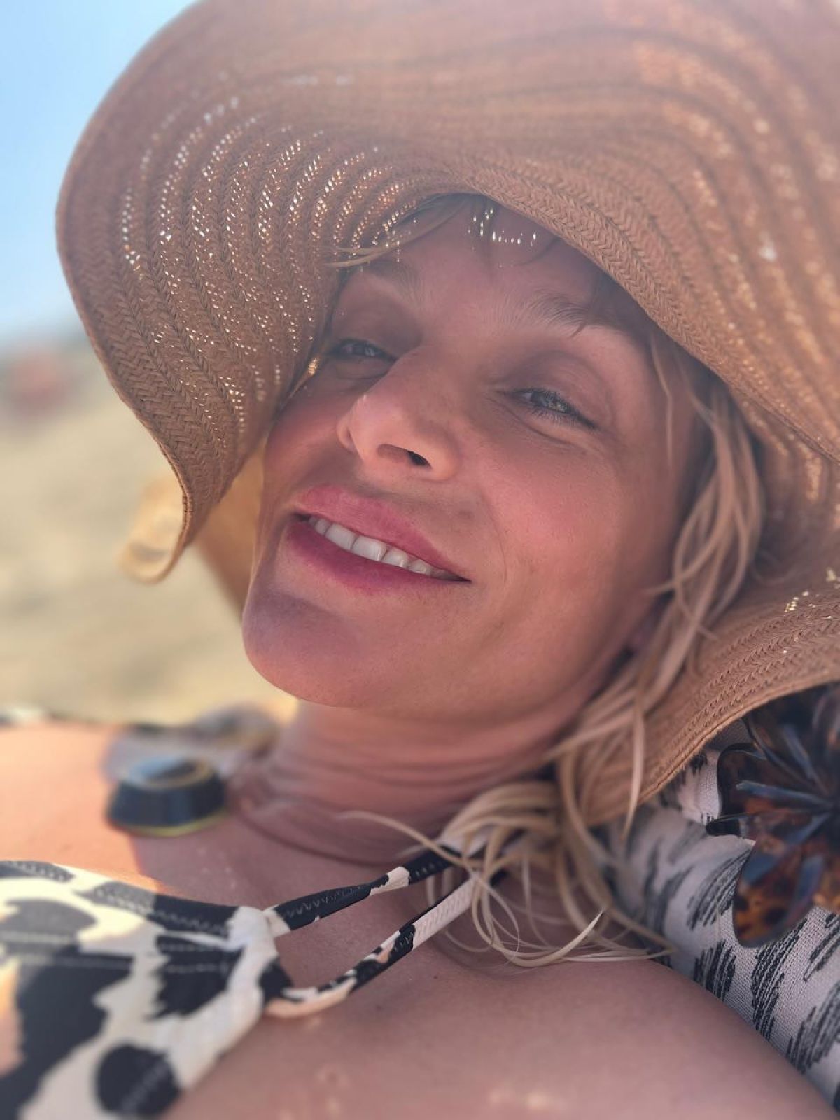 Ελεωνόρα Ζουγανέλη: Οι εντυπωσιακές φωτογραφίες με μαγιό από την παραλία