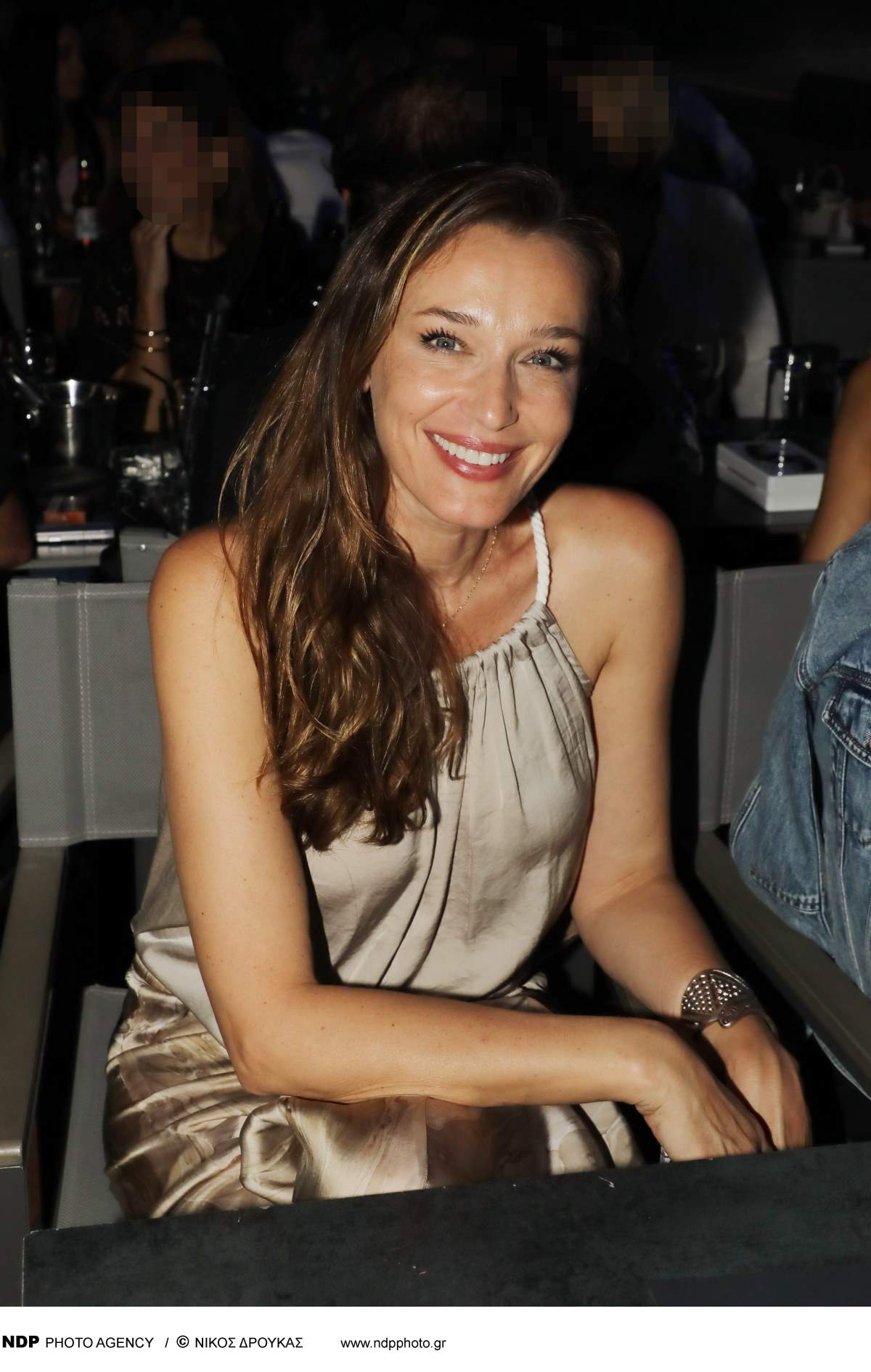 Καλοκαιρινό μπλουζάκι φοράει η Κάτια Ζυγούλη