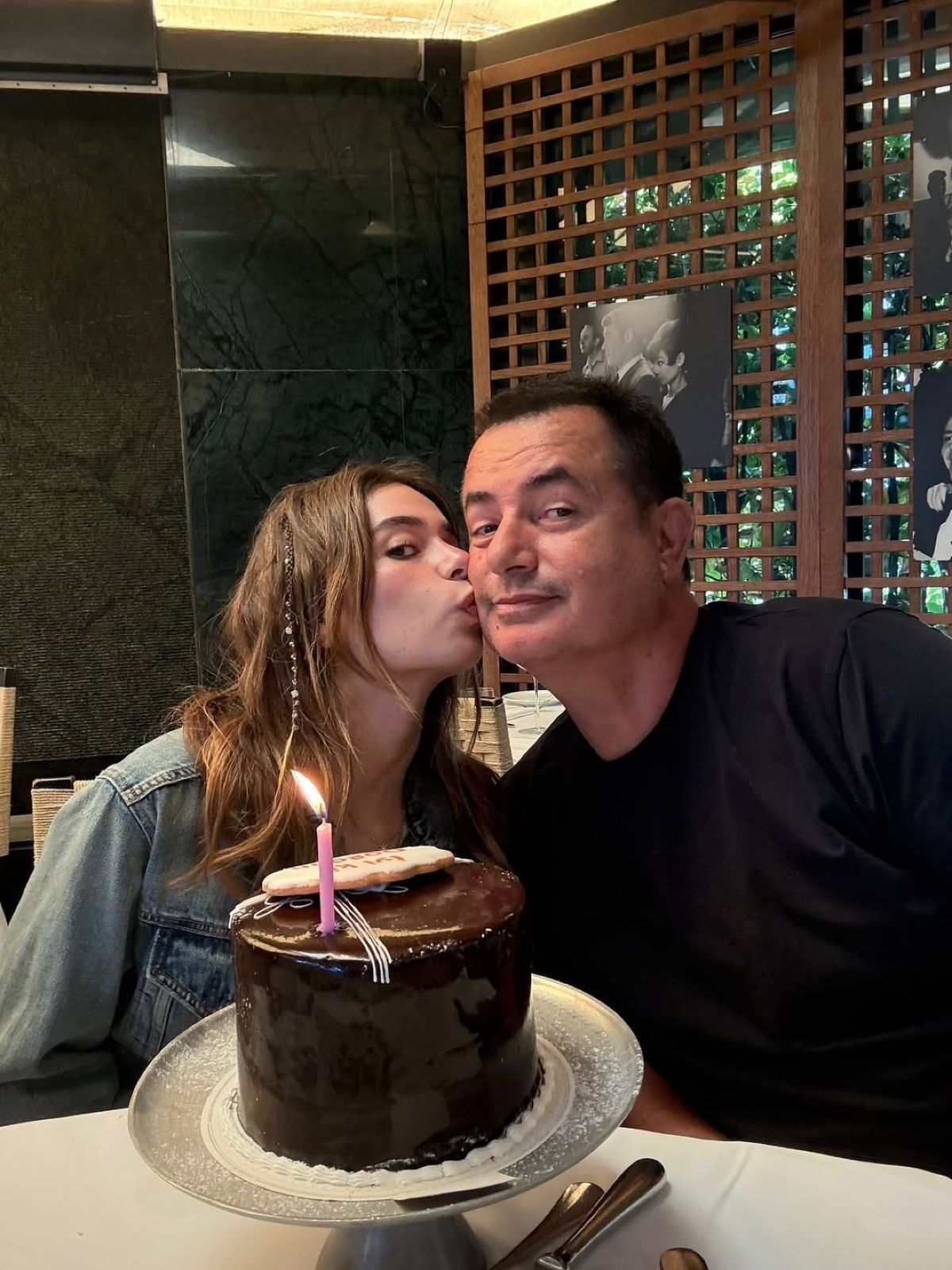 Ο Ατζούν Ιλιτζαλί με την κόρη του, Λεϊλά