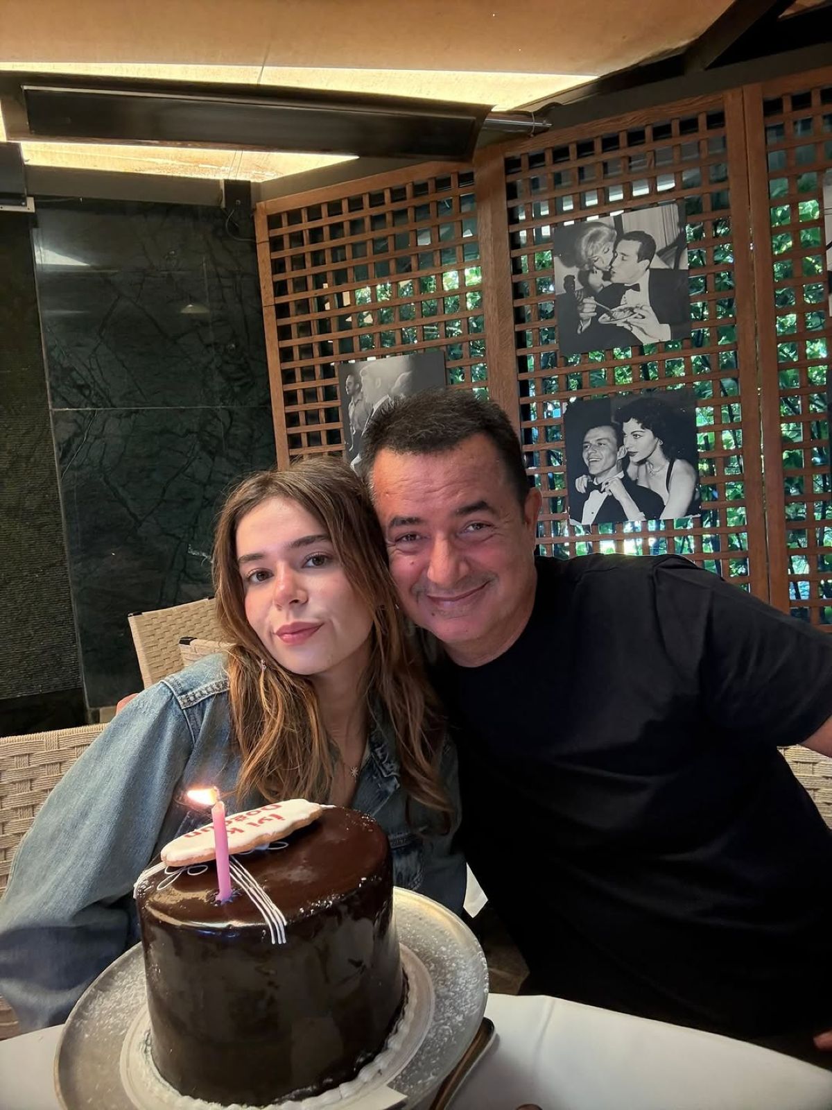 Ο Ατζούν Ιλιτζαλί με την κόρη του, Λεϊλά