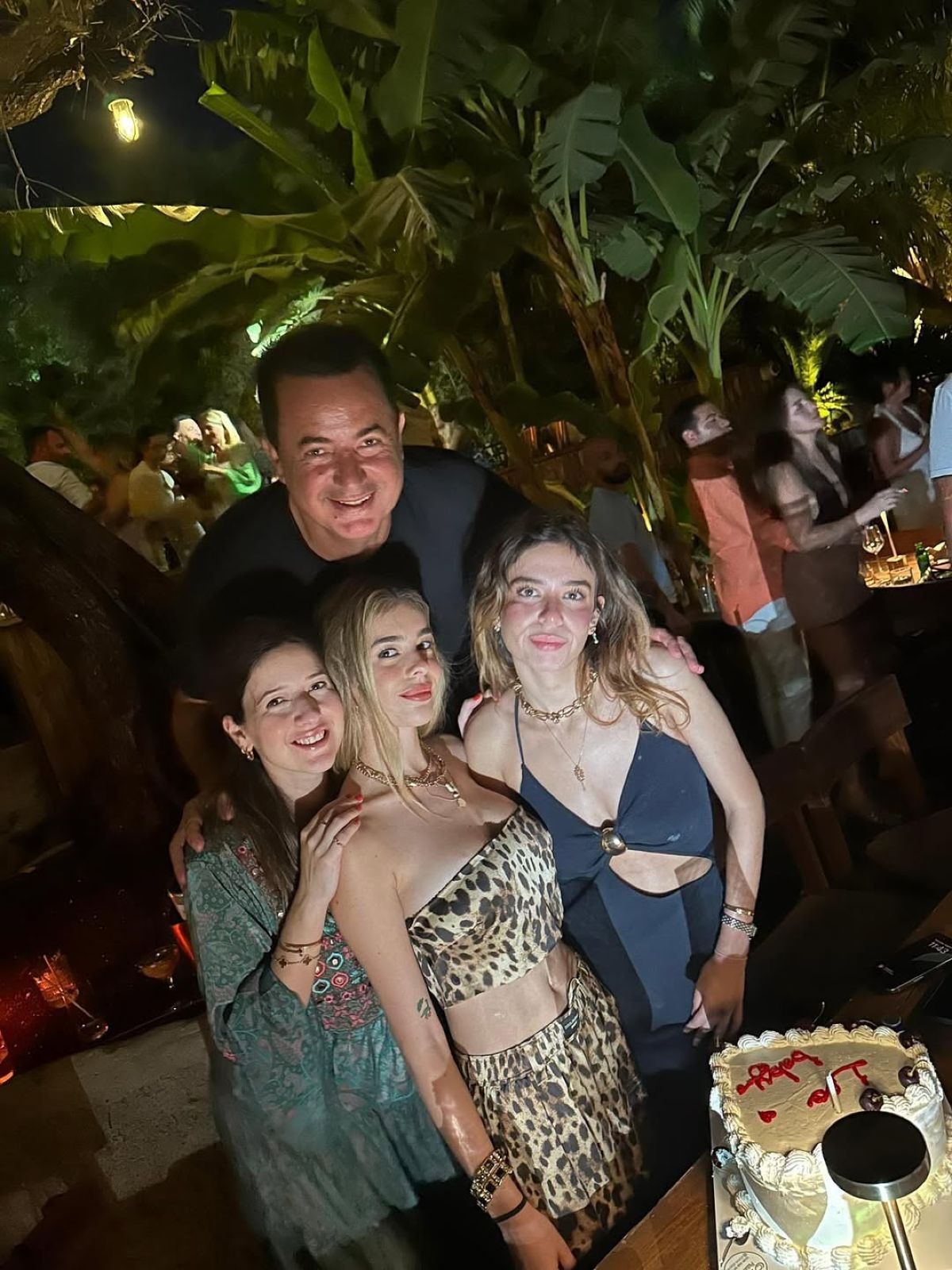 Ο Ατζούν Ιλιτζαλί με την οικογένειά του