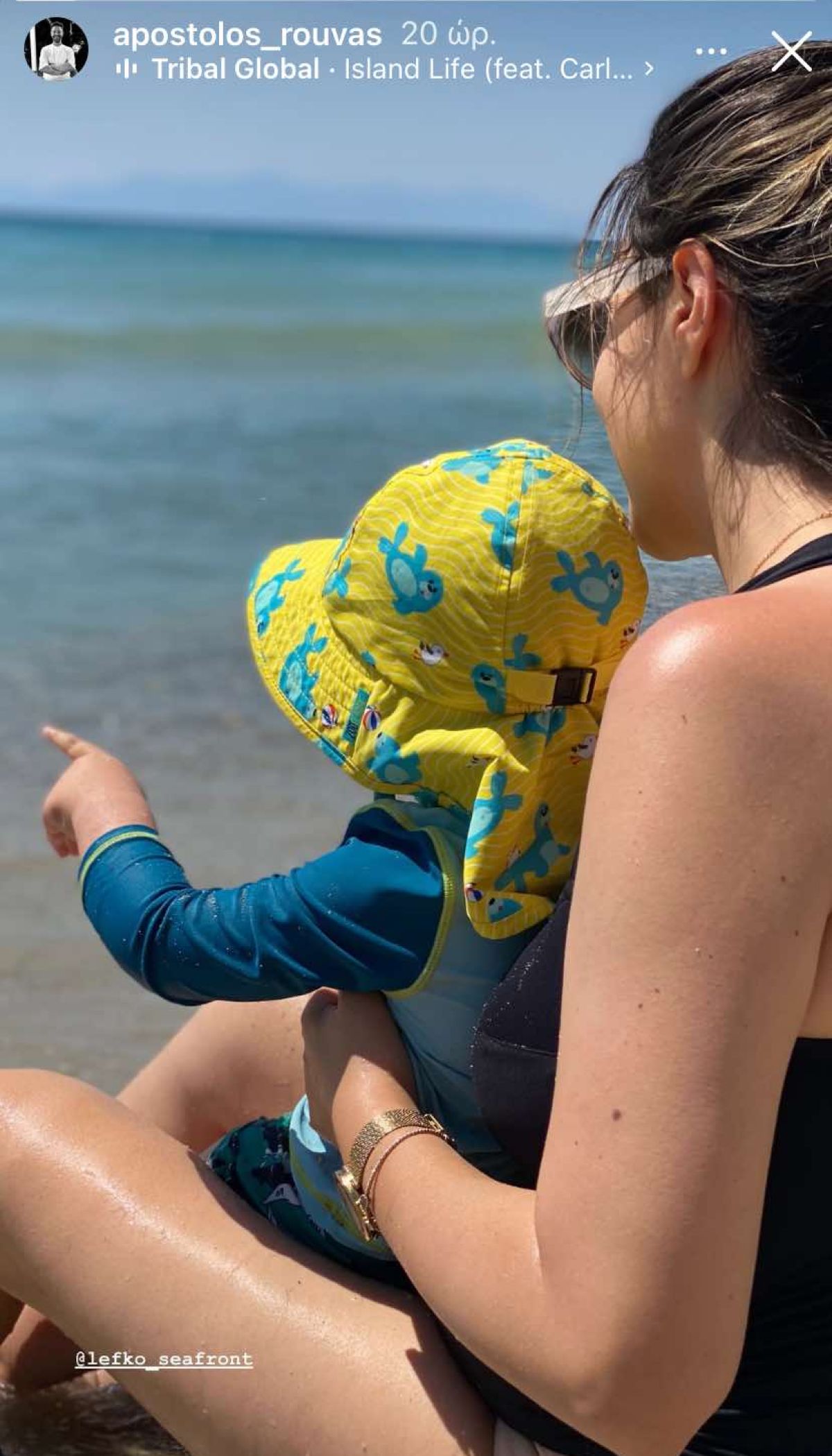 Ο Απόστολος Ρουβάς φωτογραφίζει τη Φανή Γιαβρίδου με το γιο τους