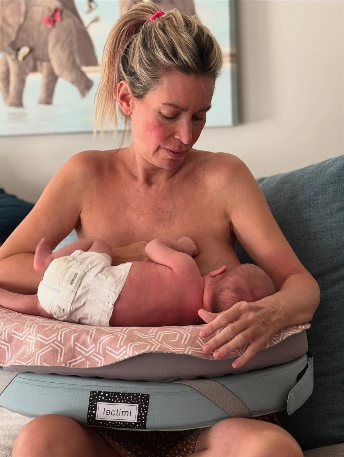 Άριελ Κωνσταντινίδη θηλασμός