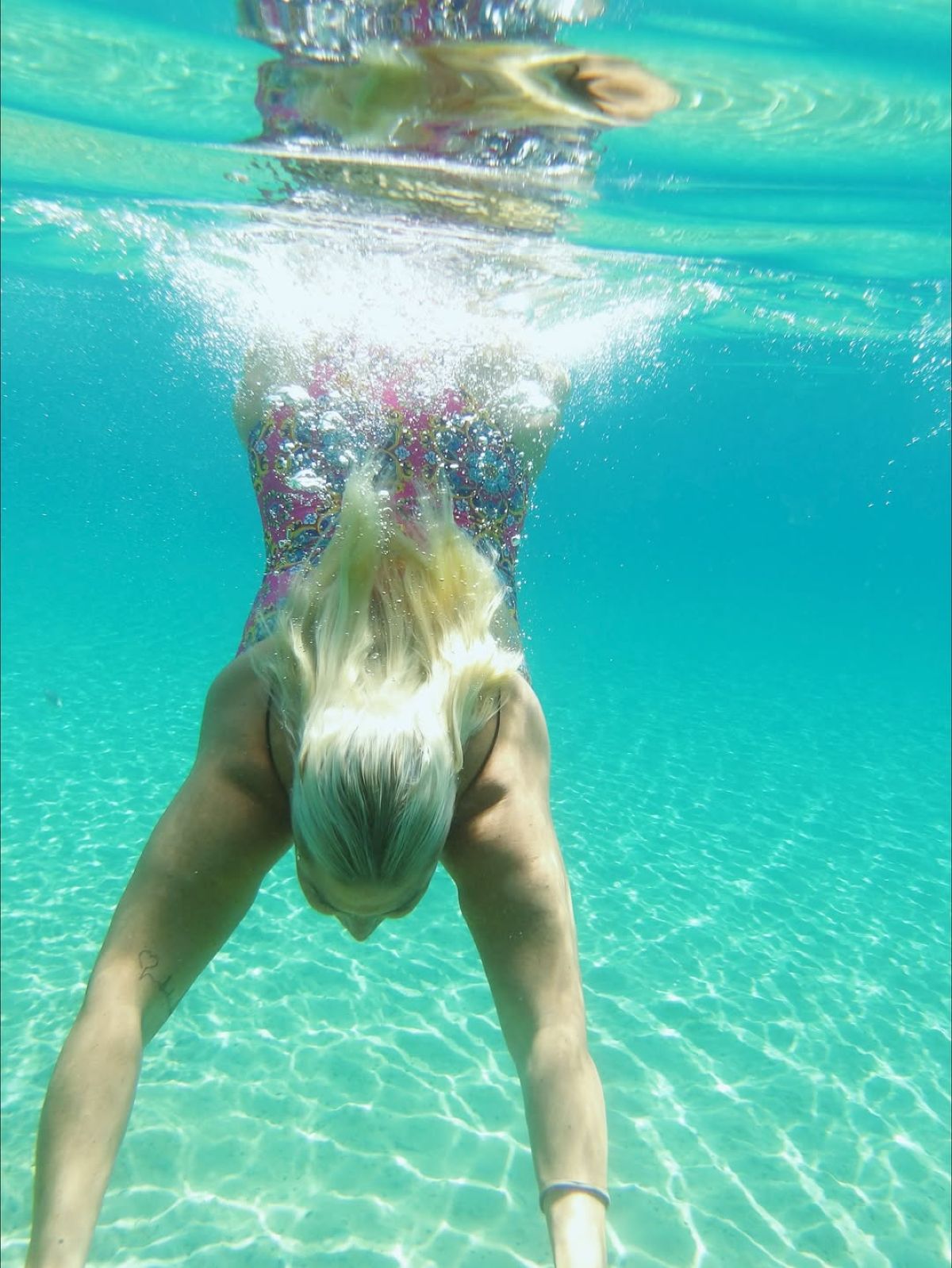 Η Δανάη Μπάρκα κολυμπάει στη θάλασσα