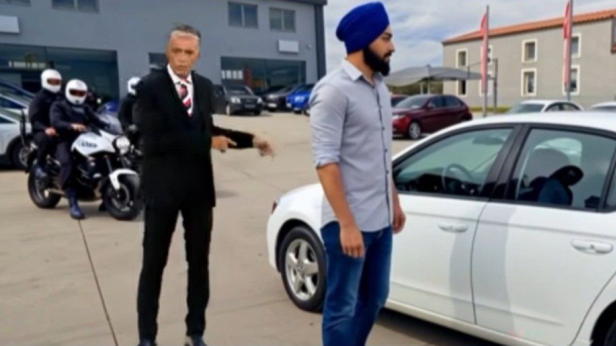 Ο Νίκος Ευαγγελάτος με τον Ινδό