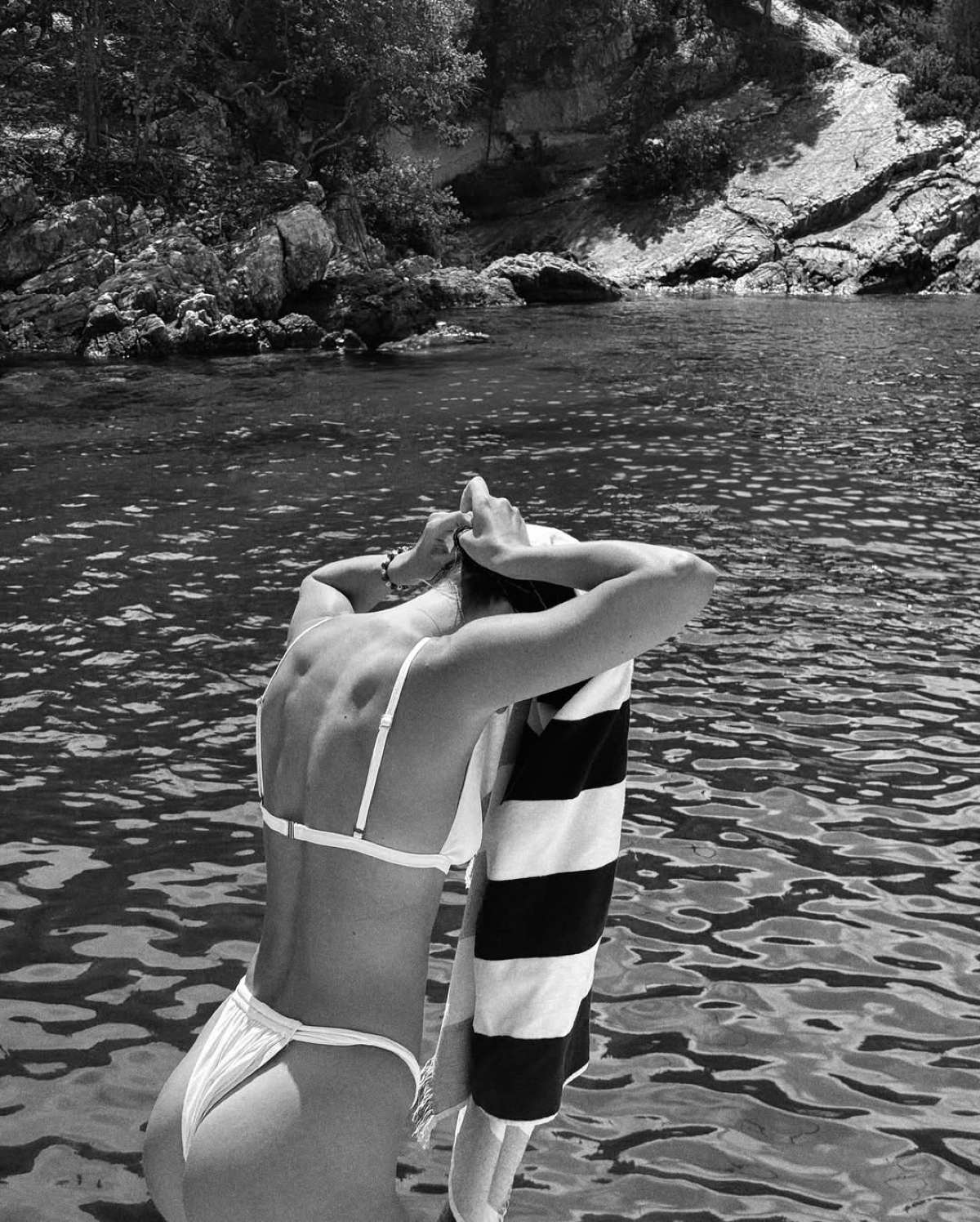 Η Κλέλια Ανδριολάτου με λευκό μπικίνι