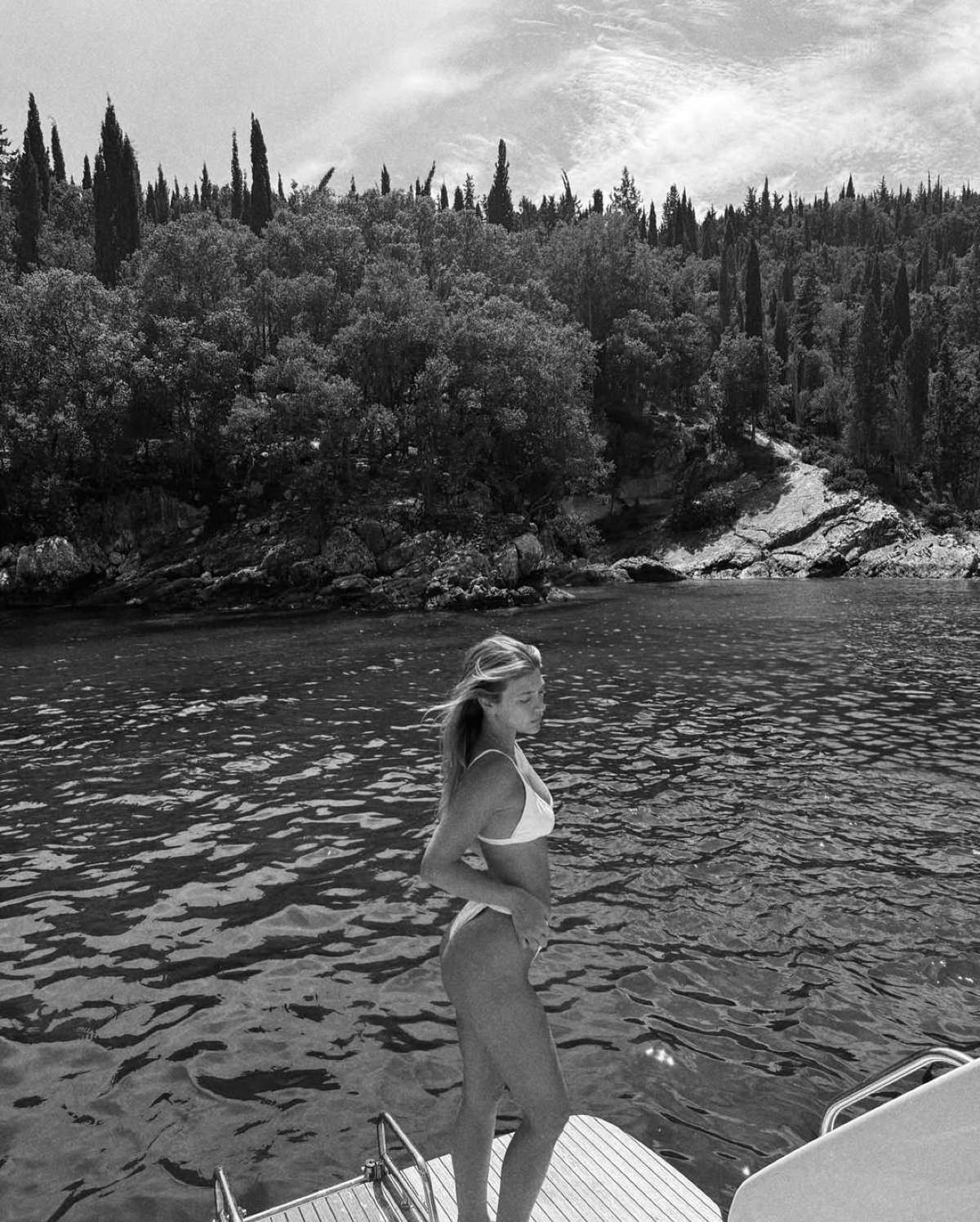 Η Κλέλια Ανδριολάτου με λευκό μπικίνι