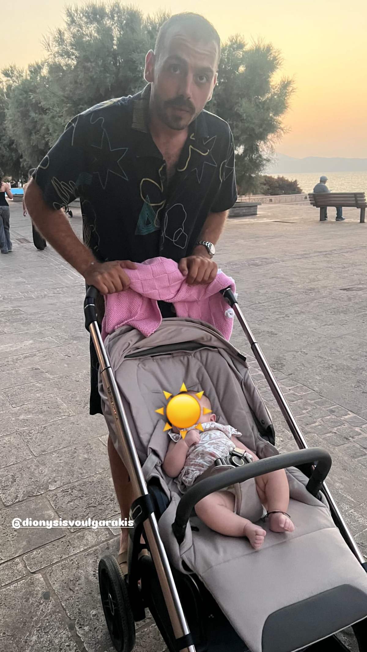 Η Παυλίνα Βουλγαράκη με την κόρη της στην Κρήτη