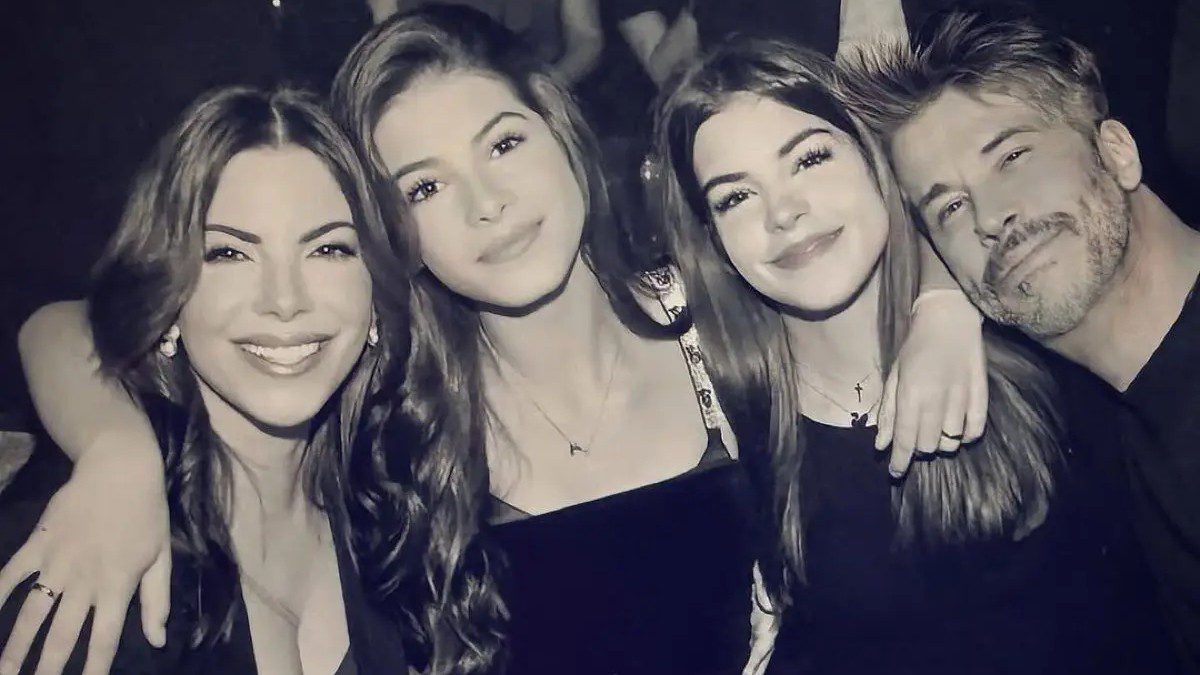 Ο Χάρης και η Αντελίνα Βαρθακούρη με τις κόρες τους, Μελωδία και Λιόνα