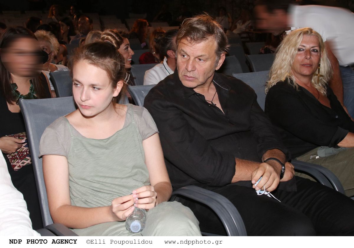 Ο Απόστολος Γκλέτσος μαζί με την κόρη του και την Ιζαμπέλα Αρβανίτη στο Θέατρο Λαμπέτη