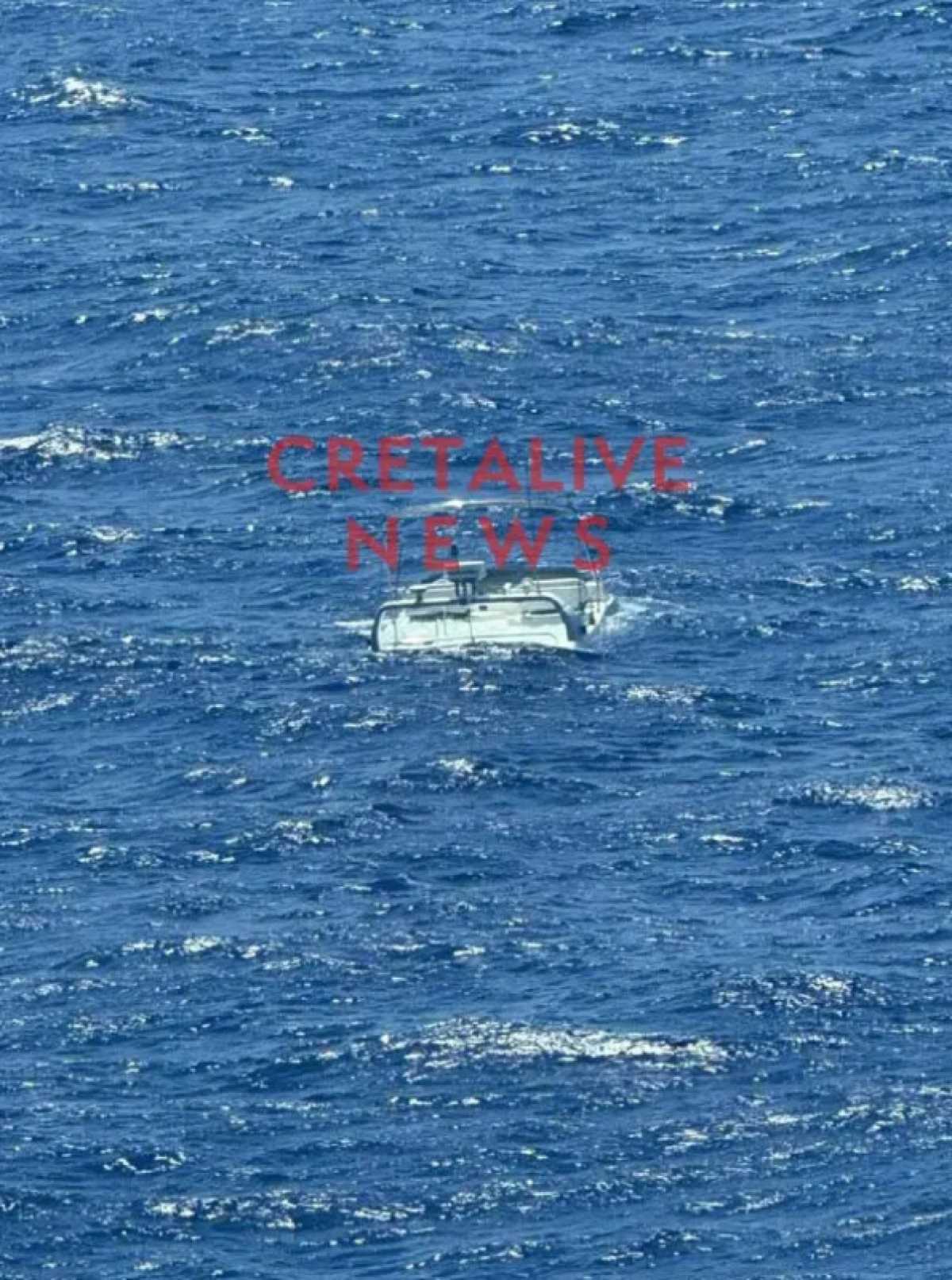 Ατύχημα για τον Απόστολο Λύτρα - Βυθίστηκε το σκάφος του κοντά στη Σαντορίνη (Φωτογραφίες)