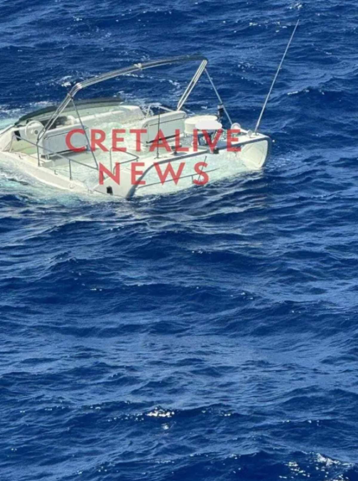 Ατύχημα για τον Απόστολο Λύτρα - Βυθίστηκε το σκάφος του κοντά στη Σαντορίνη (Φωτογραφίες)