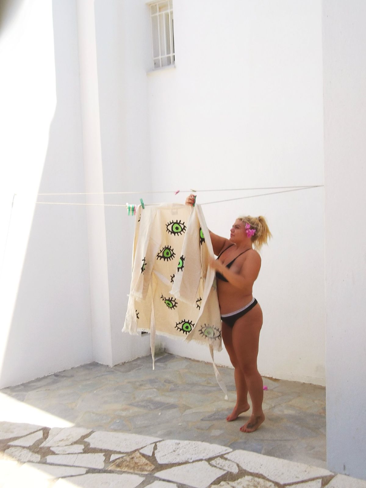 Η Δανάη Μπάρκα με μπικίνι στη Σύρο