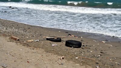 βρώμικες παραλίες