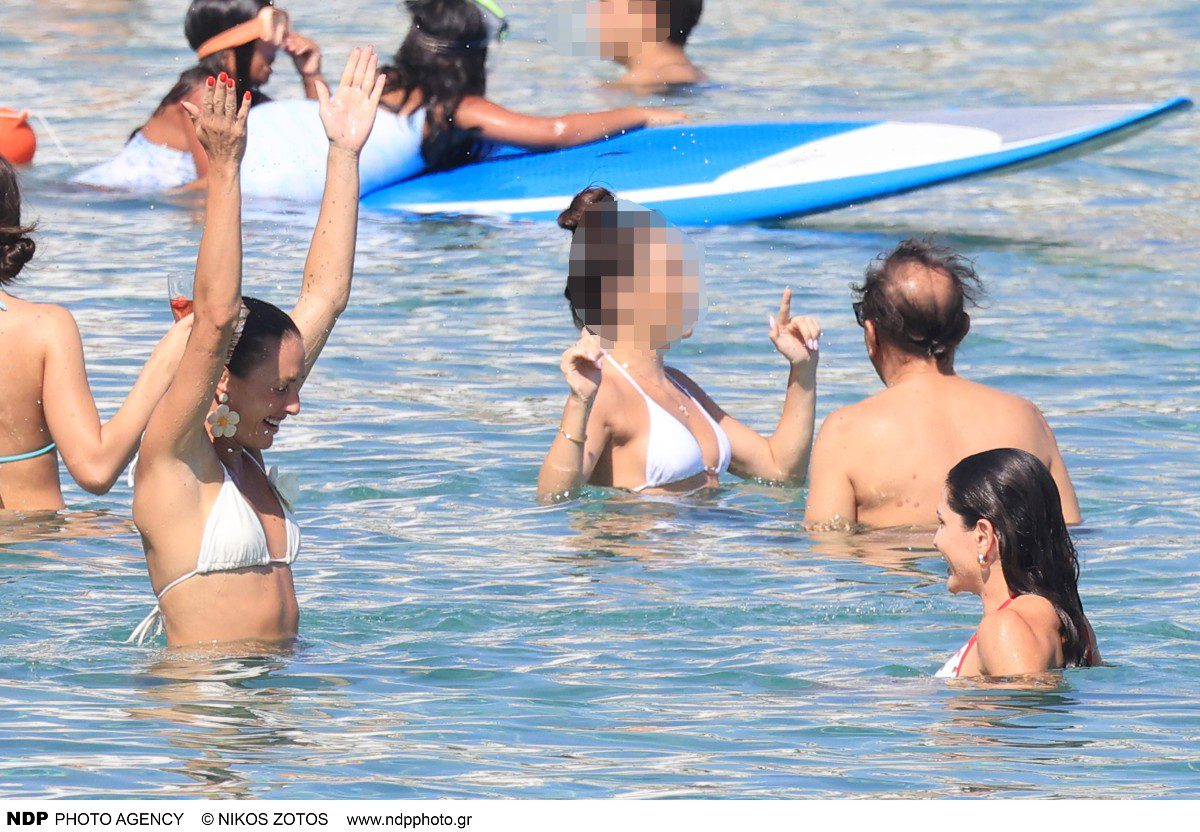 Η Κατερίνα Δαλάκα και η Δήμητρα Γναφάκη σε παραλία της Μυκόνου