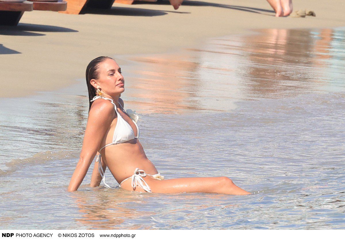 Η Κατερίνα Δαλάκα με λευκό μπικίνι στη Μύκονο