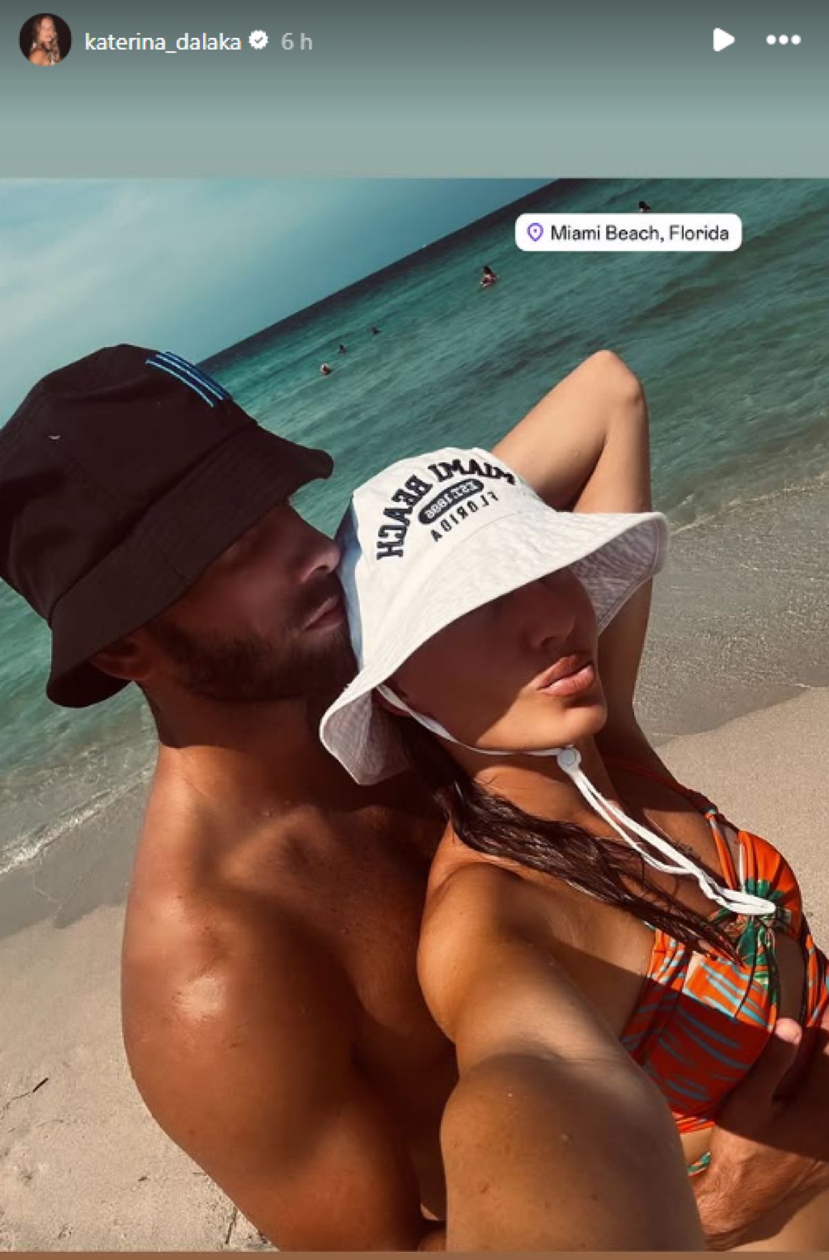 Η Κατερίνα Δαλάκα αγκαλιά με τον Θέμη Αμβροσιάδη στις διακοπές τους