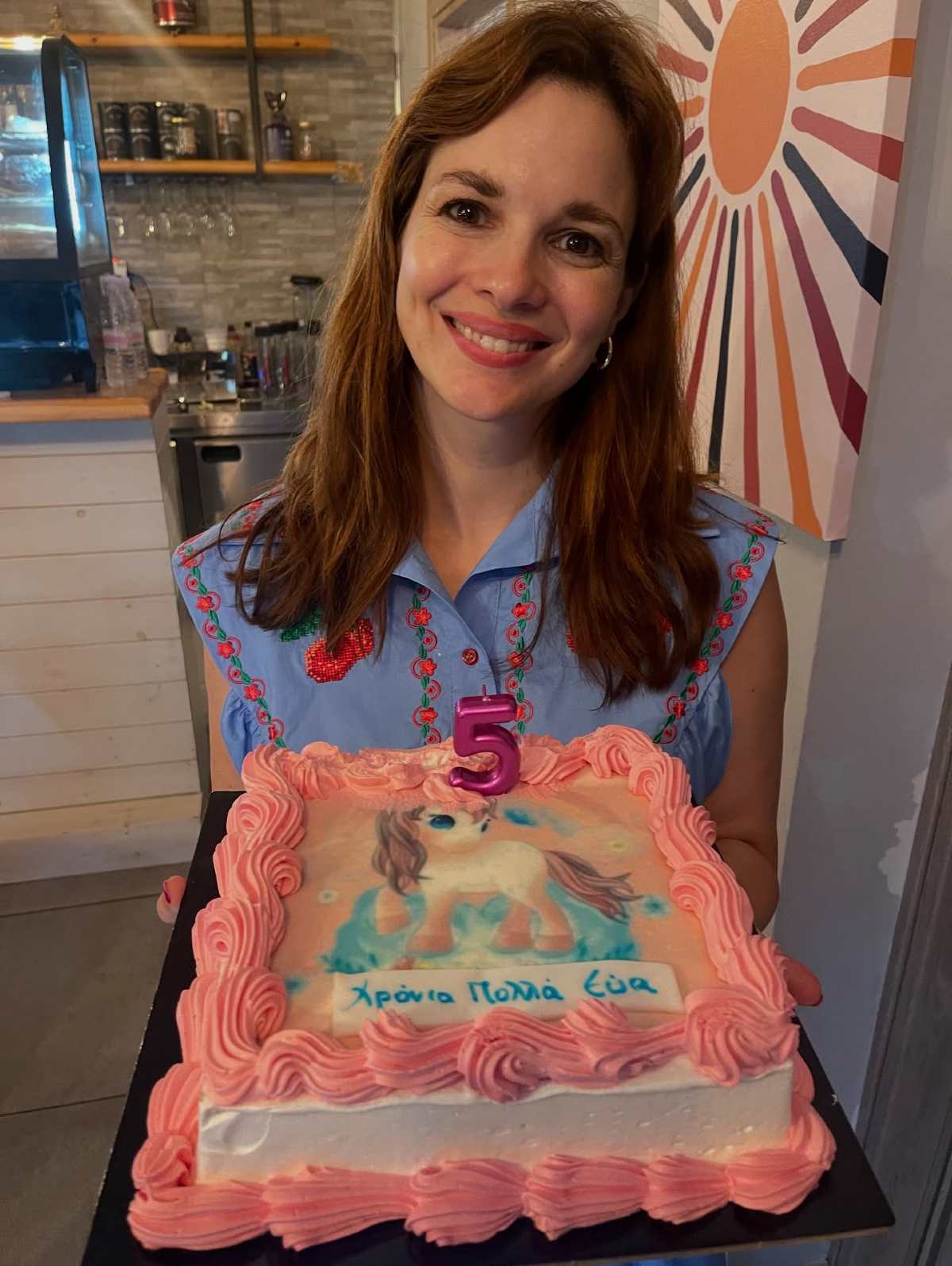 Η Ευγενία Δημητροπούλου με την τούρτα της κόρης της